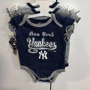 3 Piece New York Yankees Girls Onies NWT